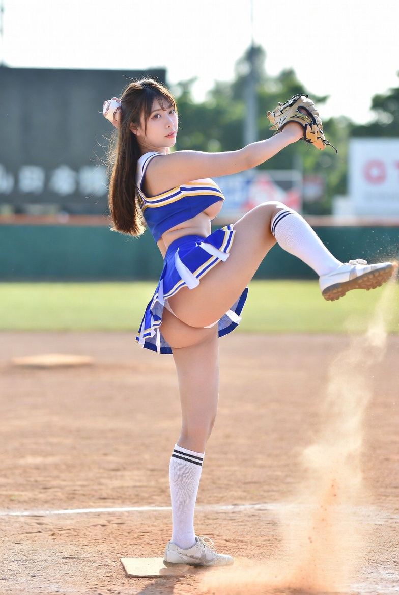 Cheerleader kick-off guests